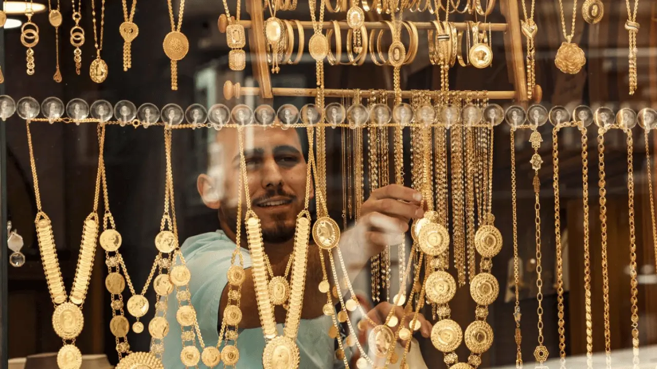 الذهب يتراجع رغم استقراره فوق 4000 دولار مسجلاً أطول سلسلة خسائر أسبوعية